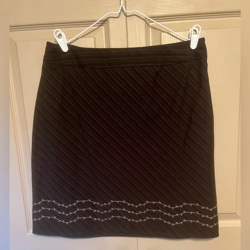Tailor B. Moss Black Pencil Skirt with Light Pink Detailing